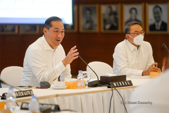 PIMPIN RAPAT: Kegiatan Menteri Perdagangan Muhammad Lutfi saat memimpin rapat bersama Kamar Dagang dan Industri (Kadin) Indonesia dan para asosiasi di Kantor Kementerian Perdagangan. (BIRO HUMAS KEMENDAG FOR RADAR JOGJA)
