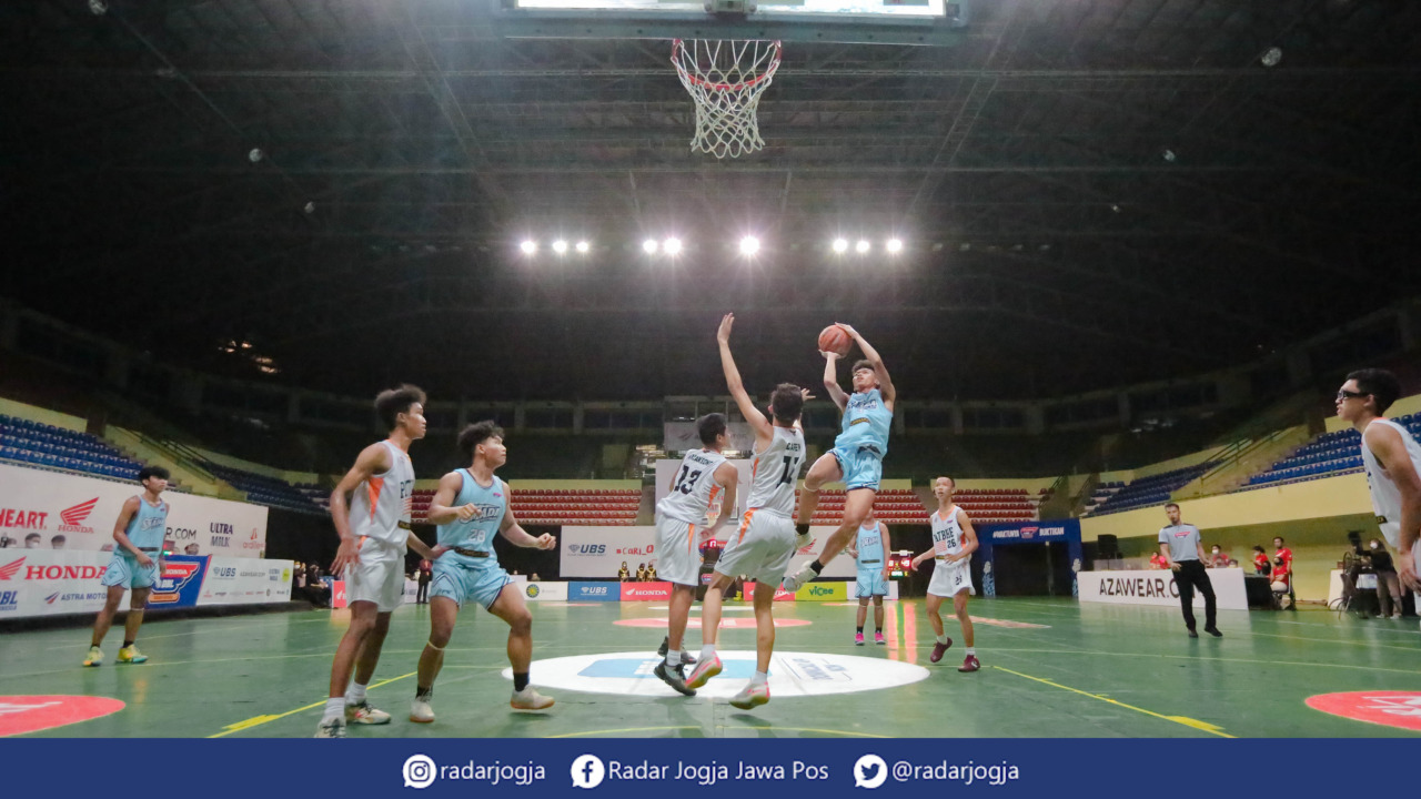 TERBANG : Tim basket cowok SMAN 2 Jogja lolos ke Final Party Honda DBL 2021 D.I Jogjakarta Series setelah mengalahkan tim cowok SMAN 4 Jogja. (AHMAD NUR AZIZ/DBL INDONESIA)