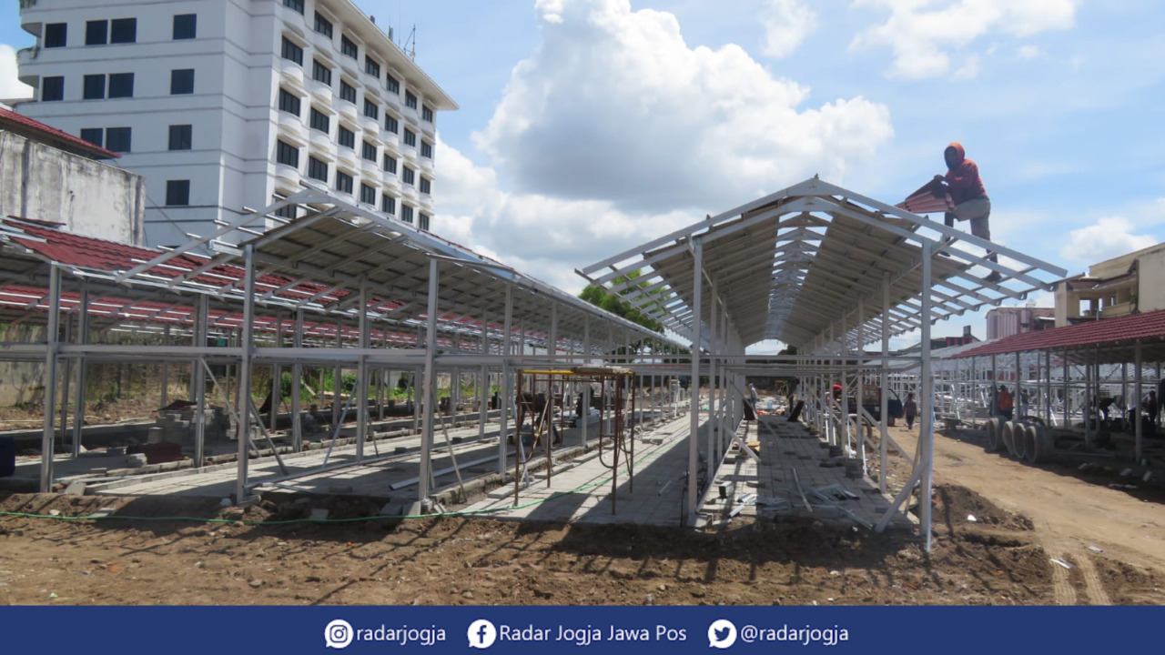 PROSES : Pembangunan lapak relokasi PKL Malioboro di bekas Kantor Dinas Pariwisata DIJ, Kamis (2/12). (DWI AGUS/RADAR JOGJA)