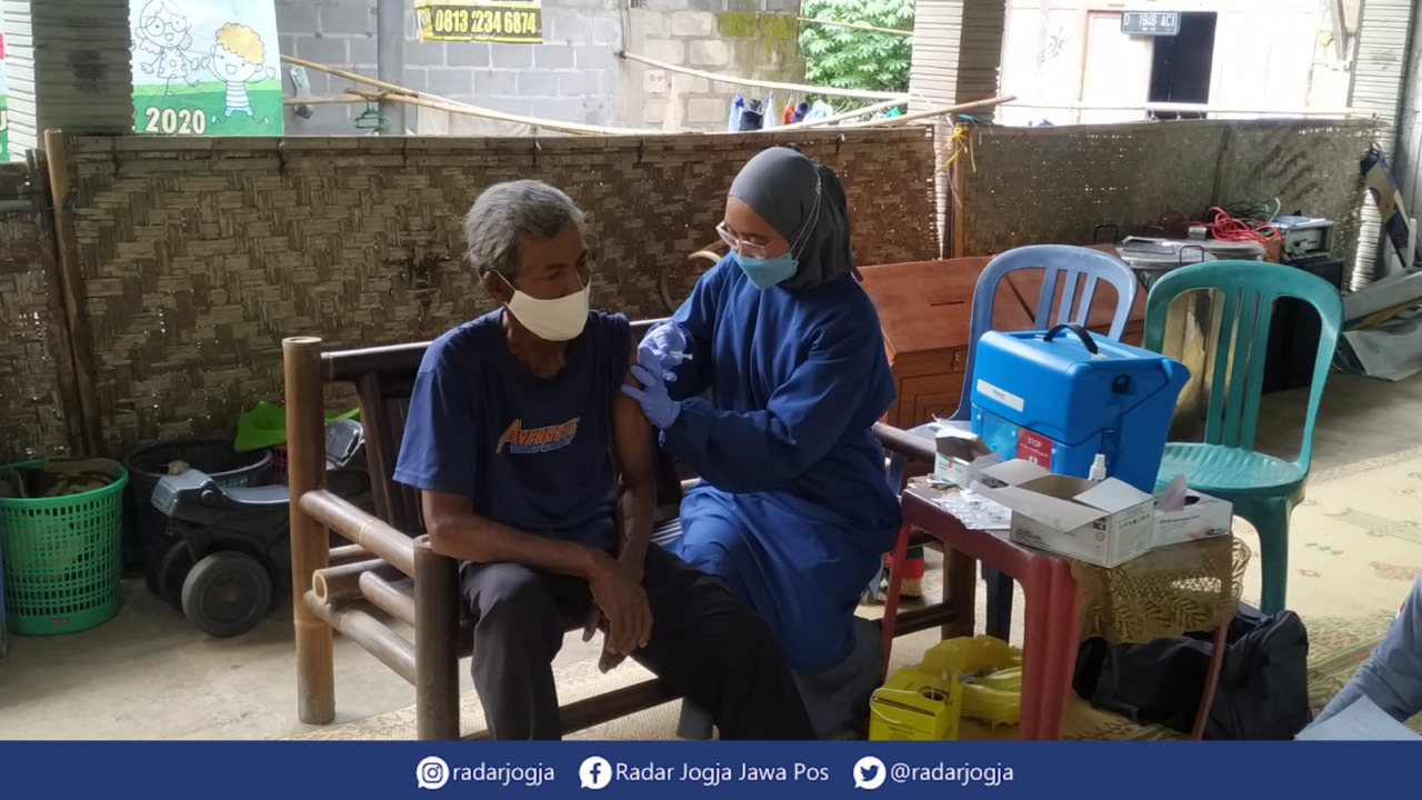 TARGET : Badan Intelijen Negara (BIN) DIJ melakukan kegiatan vaksinasi yang menyasar masyarakat di daerah rawan bencana hingga orang dengan gangguan jiwa (ODGJ). (IWAN NURWANTO/RADAR JOGJA)