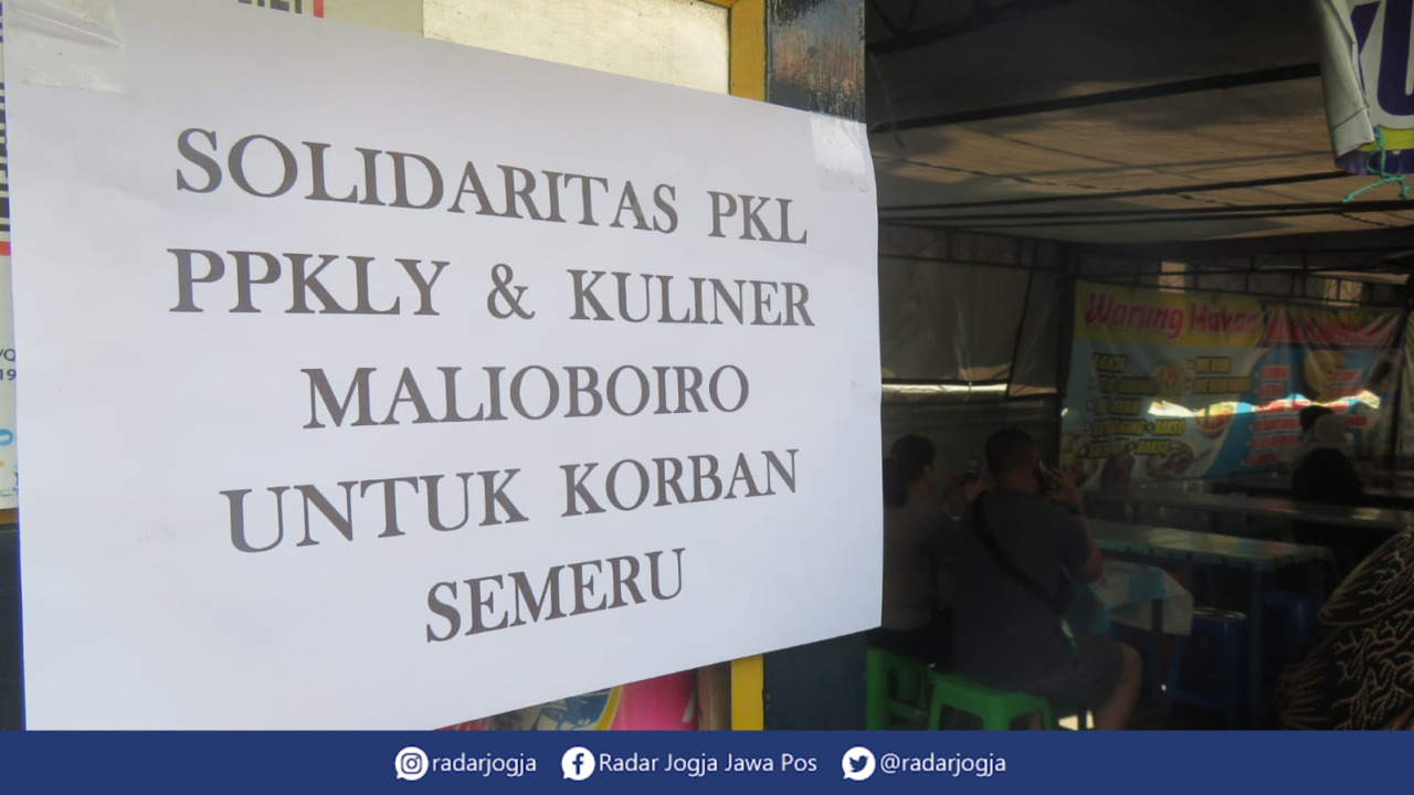 PEDULI : Para PKL kawasan Malioboro menggalang dana bagi warga terdampak erupsi Gunung Semeru di Lumajang, Jawa Timur, Jumat (10/12). (DWI AGUS/RADAR JOGJA)