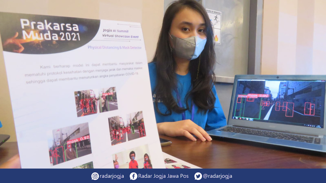 INOVASI : Salah satu AI karya pelajar Jogjakarta yang bernama Physycal Distancing and Mask Detector yang dipamerkan dalam ajang Jogjakarta Artificial Intelegent Summit 2021 di Hotel Tara Jogjakarta, Jumat (10/12). (DWI AGUS/RADAR JOGJA)