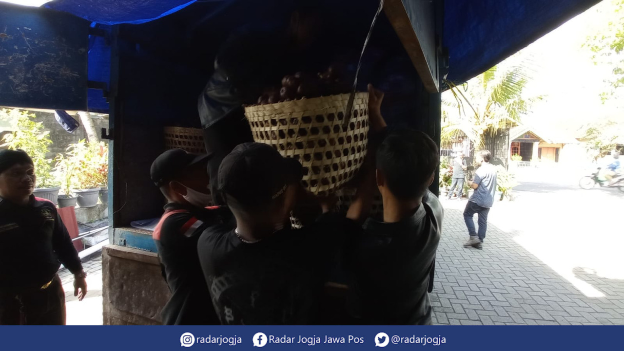 PEDULI : Warga Kabupaten Sleman yang tergabung dalam Paguyuban Kawulo Mataram se-Nusantara mengirim bantuan ke warga terdampak erupsi Gunung Semeru, Sabtu (11/12). (DWI AGUS/RADAR JOGJA)