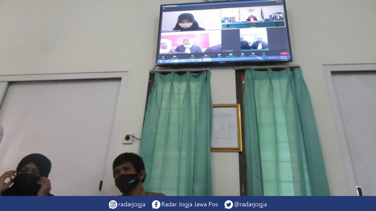 TAK PUAS : Orangtua Naba Faiz, Bandiman mengaku tak puas dengan vonis 16 tahun penjara Nani Apriliani Nurjaman. (DWI AGUS/RADAR JOGJA)