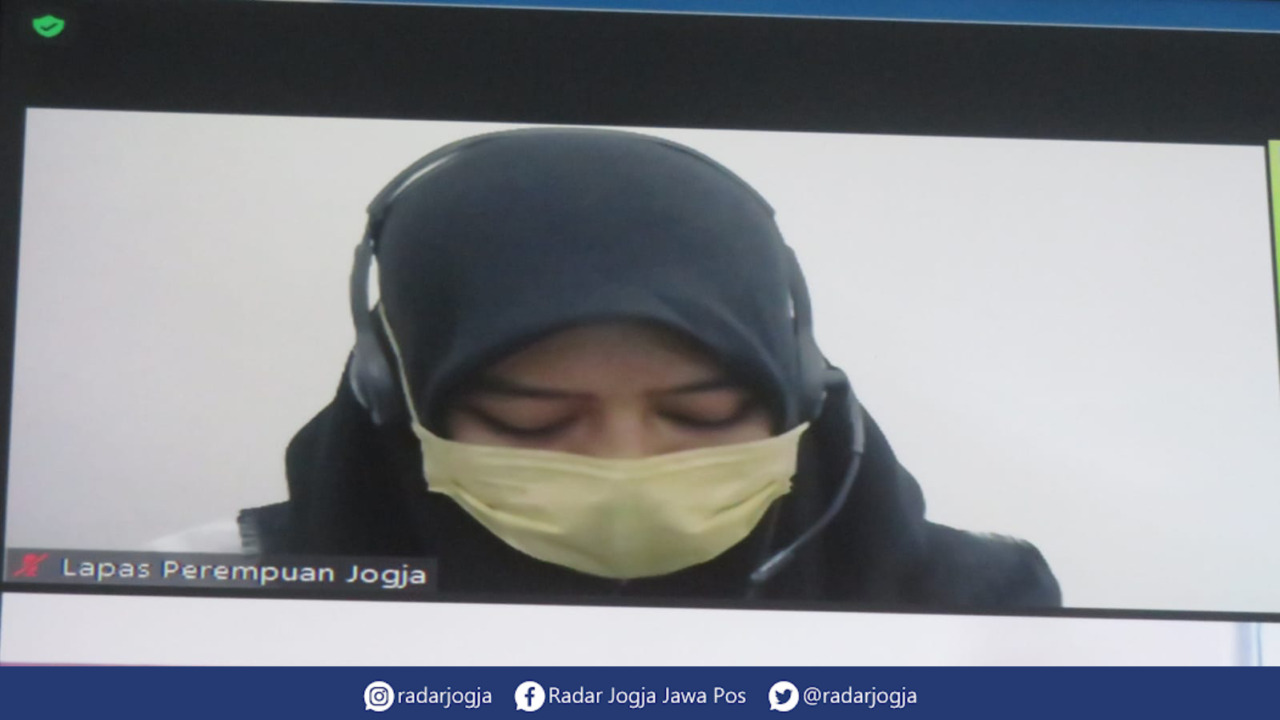 BERSALAH : Majelis Hakim Pengadilan Negeri Bantul yang dipimpin Hakim Ketua Aminuddin menyatakan Nani Apriliani Nurjaman bersalah atas kasus sate sianida dan divonis 16 tahun penjara dalam persidangan di PN Bantul, Senin (13/12). (DWI AGUS/RADAR JOGJA)