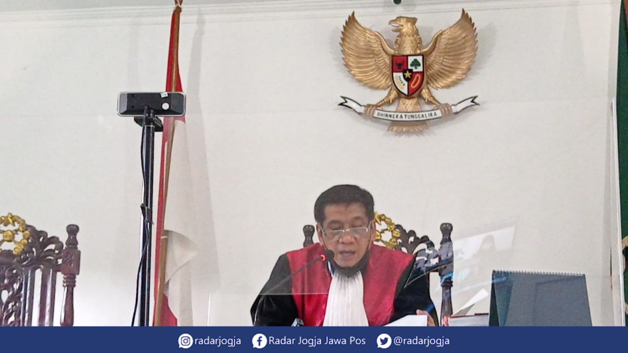 TEGAS : Hakim Ketua Aminuddin menolak permintaan terdakwa sate sianida Nani Apriliani Nurjaman untuk menyelamatkan data dalam gawai, Senin (13/12). (DWI AGUS/RADAR JOGJA)