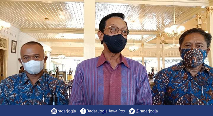 CEGAH : Gubernur DIJ Hamengku Buwono X menegaskan vaksin dua dosis dan swab antigen menjadi syarat wajib pelaku perjalanan selama libur Nataru. (ANNISA KARIN/RADAR JOGJA)