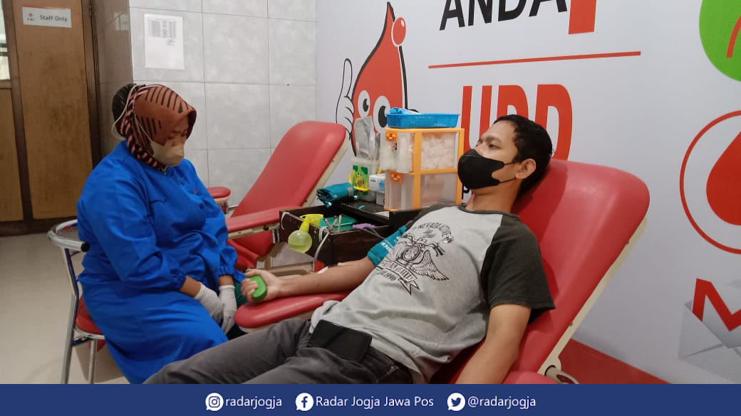 AMAL : Stok darah di PMI Kabupaten Sleman mencapai 283 kantong darah per Selasa (14/12). (ANNISA KARIN/RADAR JOGJA)