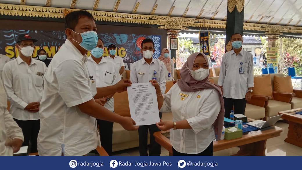KEBERATAN : Lurah dan perangkat Kalurahan se-Kabupaten Sleman yang tergabung dalam Paguyuban Suryo Ndadari menggeruduk Pendopo Parasamya Pemkab Sleman, karena keberatan atas penerapan Perpres No 104 Tahun 2021 tentang Rincian APBN 2022, Rabu (15/12). (ANN