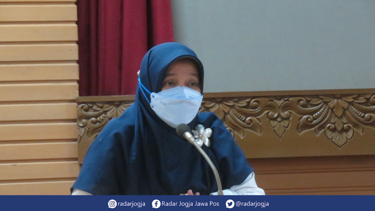 SIAP : Kepala Dinas Kesehatan (Dinkes) DIJ Pembajoen Setyaningastutie memastikan stok vaksin Sinovac dan Coronavac untuk anak usia 6 tahun hingga 11 tahun aman. (DWI AGUS/RADAR JOGJA)