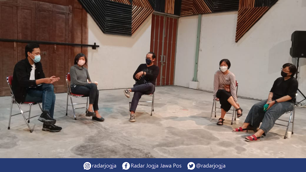 REMBUG : Diskusi seni bertajuk Memperpanjang Ingatan di PSBK, Rabu malam (15/12). (ANNISA KARIN/RADAR JOGJA)