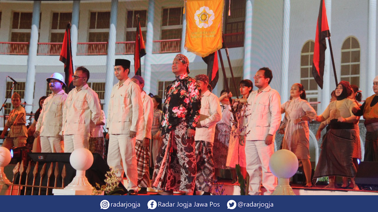 TONGGAK : Nitilaku 2021 dalam rangka memperingati Dies Natalis ke-72 UGM dan Kagama ke-63 berlangsung meriah, Sabtu (18/12). (ANNISA KARIN/RADAR JOGJA)