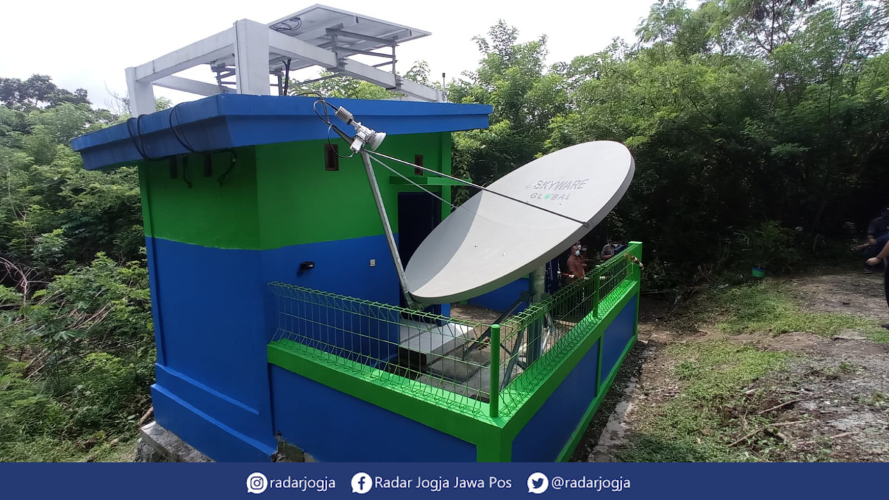 DETEKSI : Guna meningkatkan kecepatan deteksi gempa dan tsunami, BMKG membangun shelter jaringan seismogram baru di kawasan bukit Candi Abang. (DWI AGUS/RADAR JOGJA)