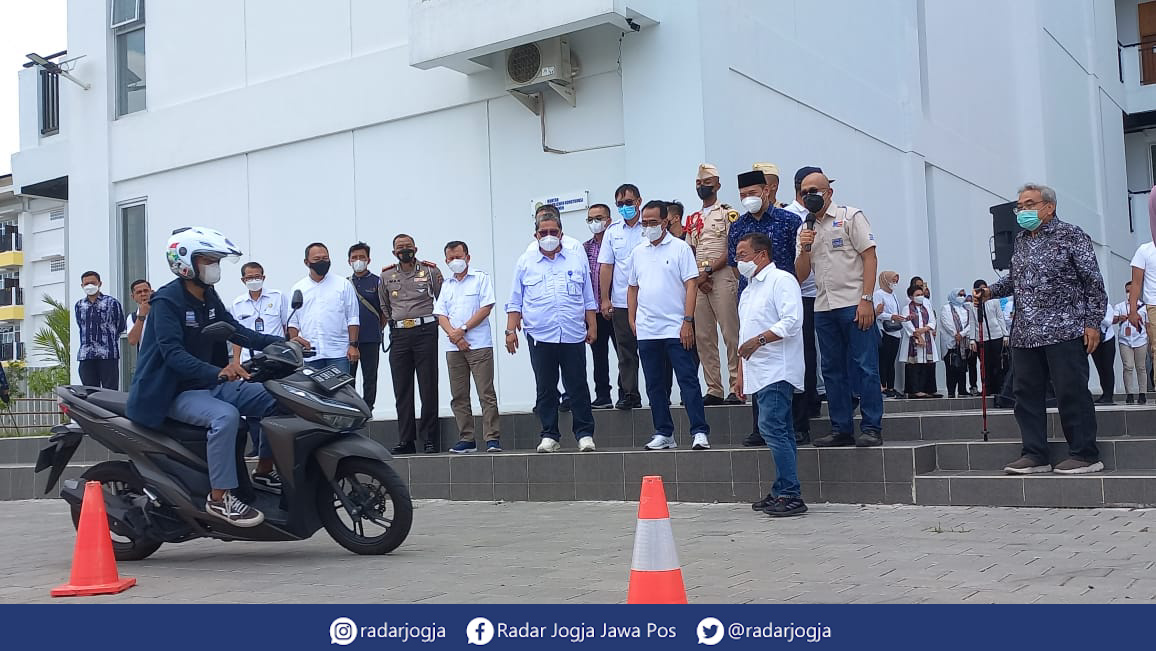 CEKATAN : Menhub Budi Karya Sumadi saat meninjau pelatihan mengemudi kendaraan bermotor tahun 2021 di Kampus Terpadu Madrasah Mu’allimin Muhammadiyah, Sedayu, Bantul, Sabtu (18/12). (WINDA ATIKA/RADAR JOGJA)