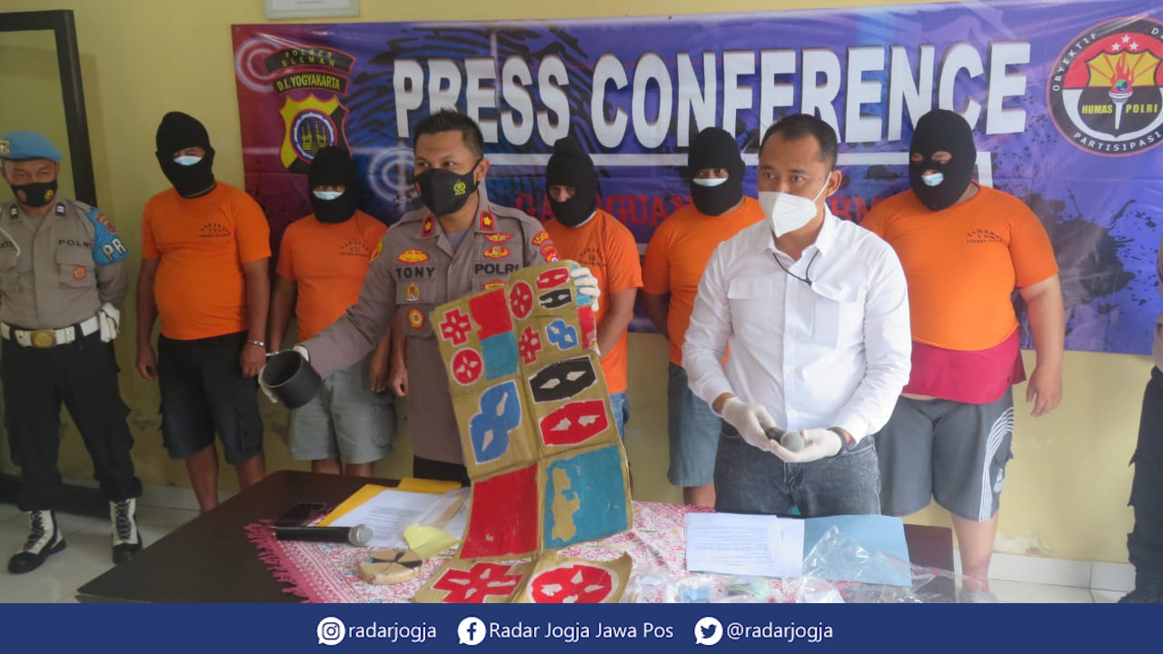 JUDI : Sedang asyik judi dadu alias cliwik, enam bapak-bapak dibekuk Unit Reskrim Polsek Mlati di RT.02/RW.08 Dusun Jembangan, Kalurahan Tirtoadi, Kapanewon Mlati. Mereka adalah SWT, 62, PND, 65, SGT, 50, SRP, 47, MRJ, 43 dan ISW, 37, Senin (6/12). (DWI A