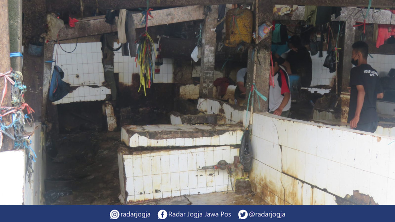 AMBLES : Rumah potong ayam Pasar Terban ambles sedalam 2 meter hingga 3 meter. Penyebabnya karena tanah tergerus aliran air dibawahnya dan hujan deras Senin sore (20/12). (DWI AGUS/RADAR JOGJA)