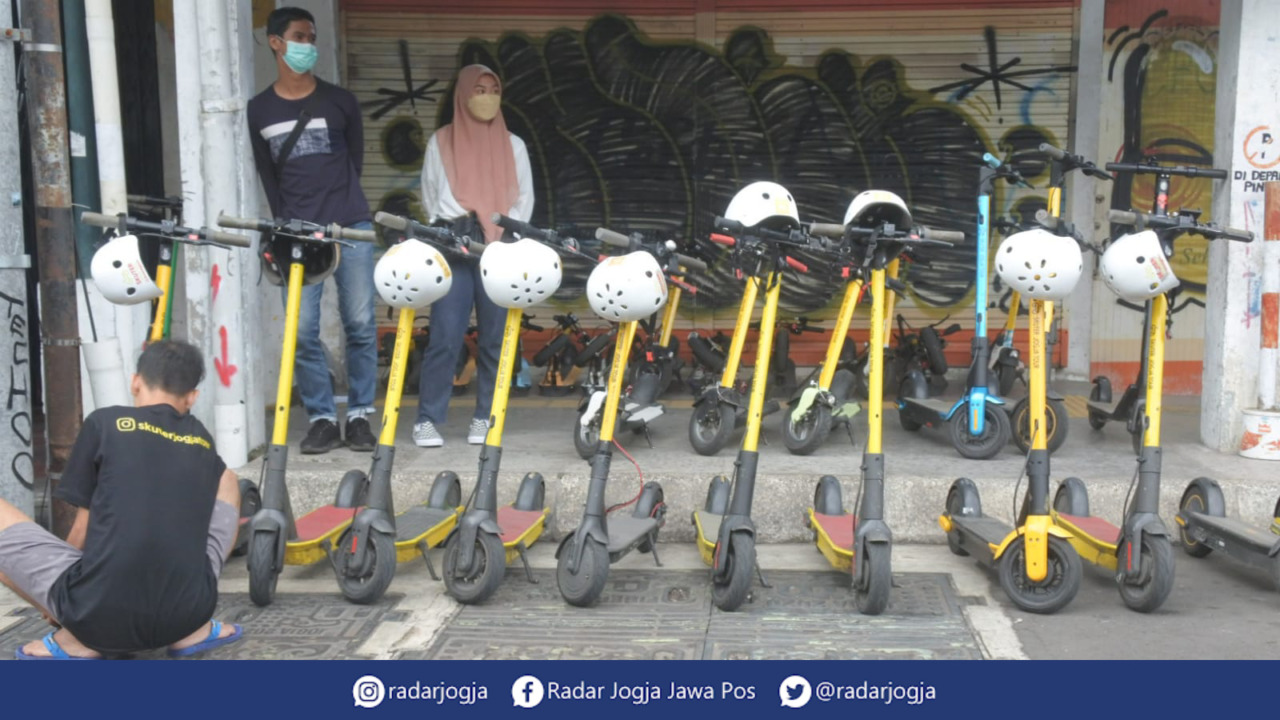 TREN : Alat transportasi skuter listrik atau otoped menjadi tren baru di kawasan Malioboro. (ANNISA KARIN/RADAR JOGJA)