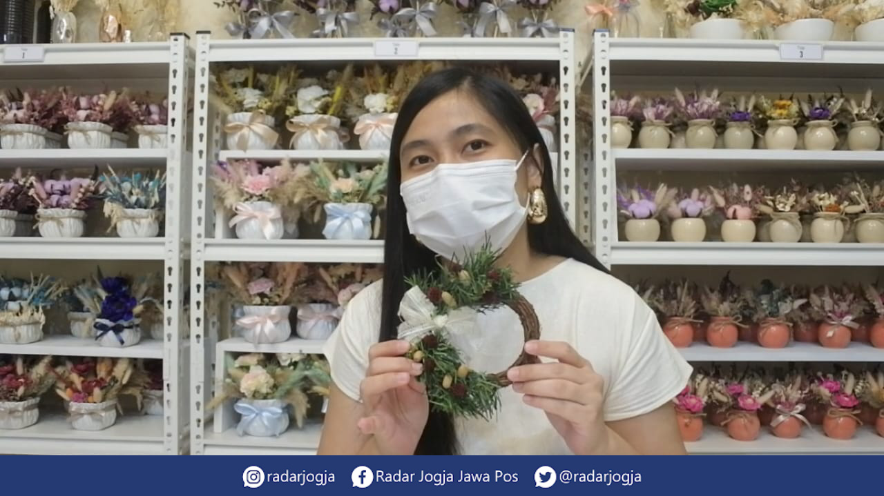 BERKAH : Penjualan pernak-pernik Natal Jefe Flower naik 80 hingga 90 persen menjelang Perayaan natal 2021. (ANNISA KARIN/RADAR JOGJA)