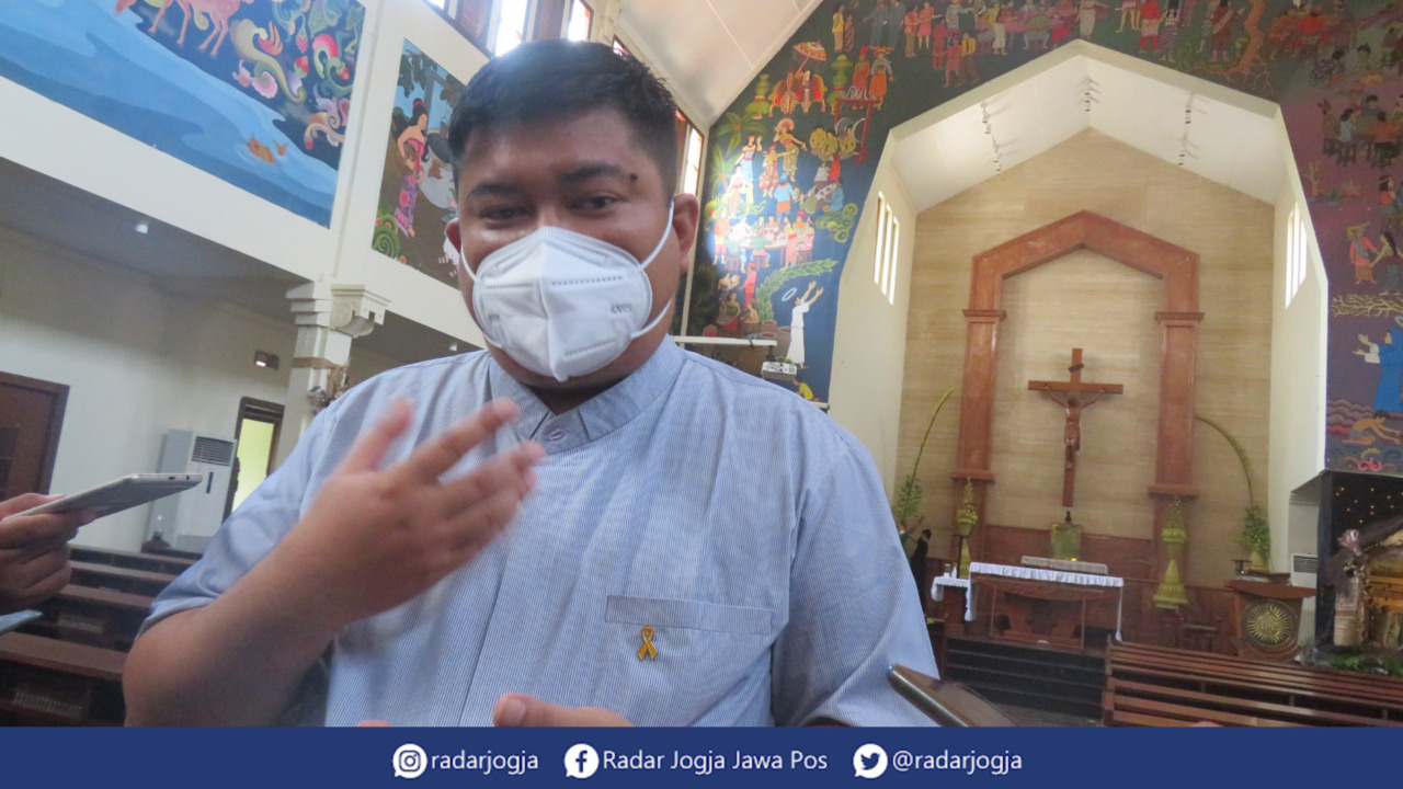 KHIDMAT : Ketua Satgas Paroki Kotabaru Romo Thomas Septi Widhiyudana jelaskan perayaan Ekaristi Natal 2021 di Gereja Santo Antonius Kotabaru berlangsung secara daring dan luring. (DWI AGUS/RADAR JOGJA)