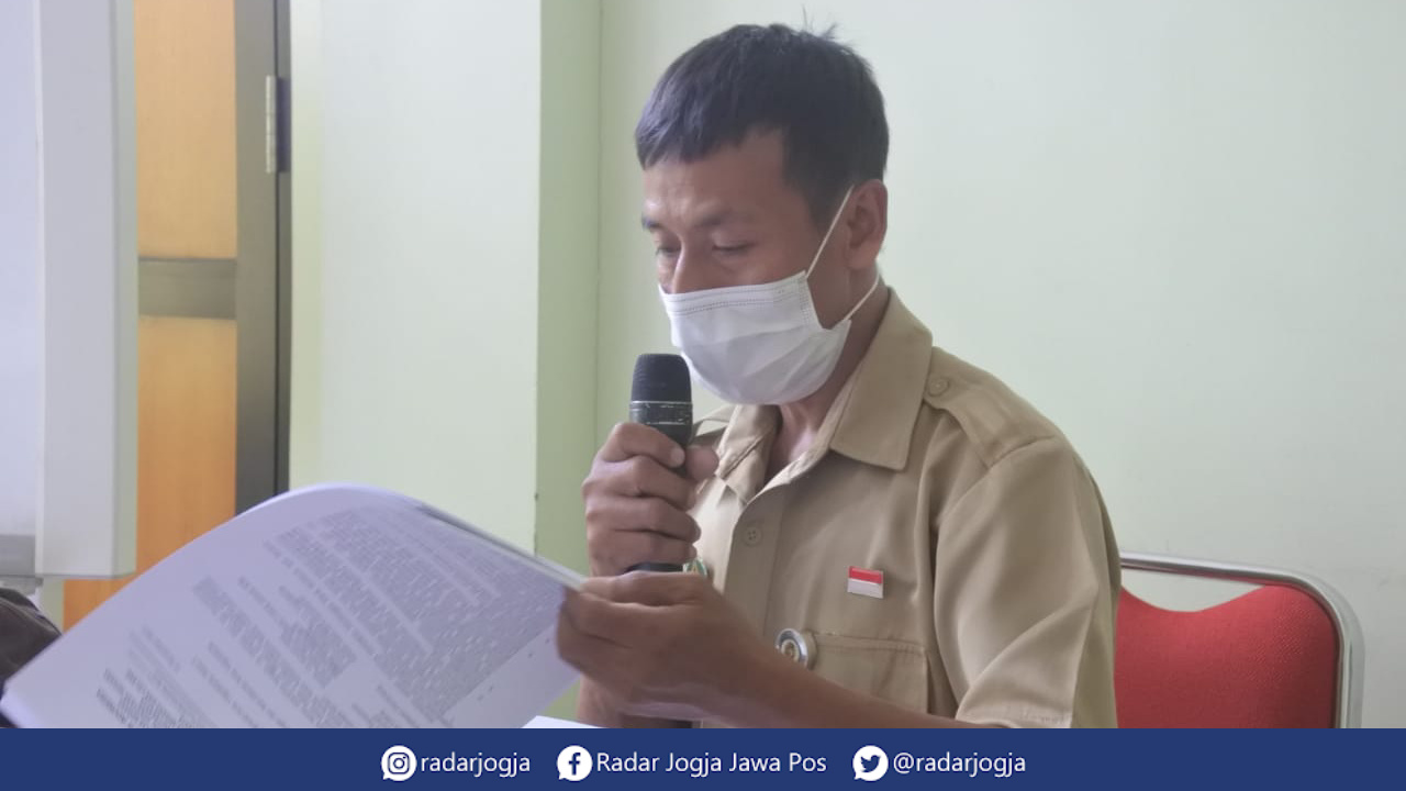 LELANG : Kepala BPKAD Kota Jogja Suharno sampaikan Pemkot Jogja melelang 49 kendaraan dinas pada Januari 2022. (ANNISA KARIN/RADAR JOGJA)