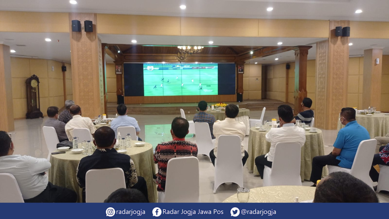 KALEM : Gubernur DIJ Hamengku Buwono X (HB X) memberikan dukungan penuh kepada tim PSIM saat nobar di Gedhong Pracimosono Kompleks Kepatihan Pemprov DIJ, Senin malam (27/12). (DWI AGUS/RADAR JOGJA)