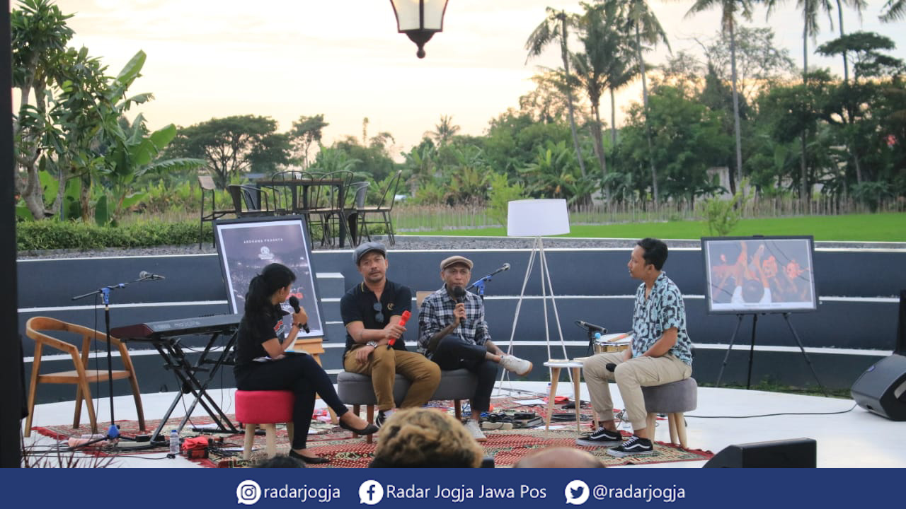 KISAH : Shaggydog meluncurkan buku biografi berjudul Angkat Sekali Lagi Gelasmu Kawan yang bercerita tentang kisah perjalanan bermusik selama 24 tahun. (DEVA SEPTIAN SURYA for RADAR JOGJA)