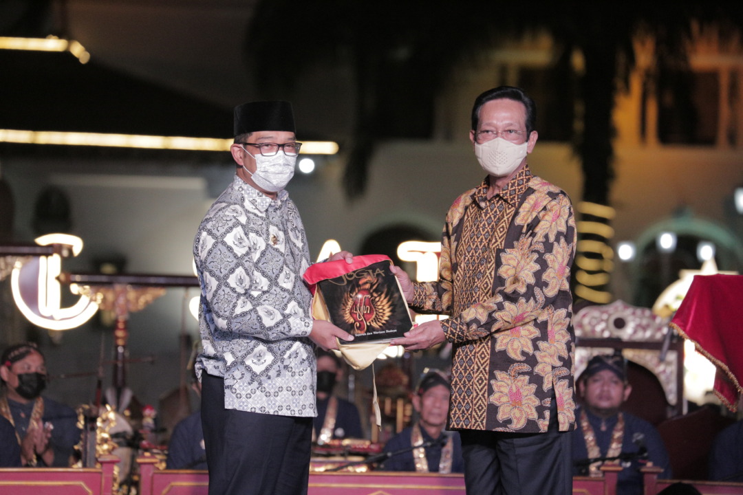 SILATURAHMI : Gubernur DIJ Hamengku Buwono X melakukan kunjungan balasan ke Pemprov Jawa Barat yang dikemas dalam acara bertajuk Gelar Muhibah Pikat Amerta Budaya (Gempita Budaya) di Gedung Sate Kota Bandung, Selasa malam (7/12). (DOKUMENTASI HUMAS PEMPRO