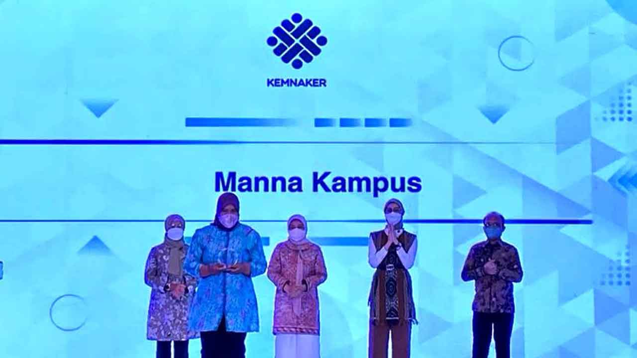 PENGHARGAAN: Manna Kampus (Mirota Kampus) menerima penghargaan sebagai perusahaan yang mempekerjakan Penyandang Disabilitas tahun 2021 dari Menteri Tenaga Kerja Republik Indonesia. (MANNA KAMPUS FOR RADAR JOGJA)