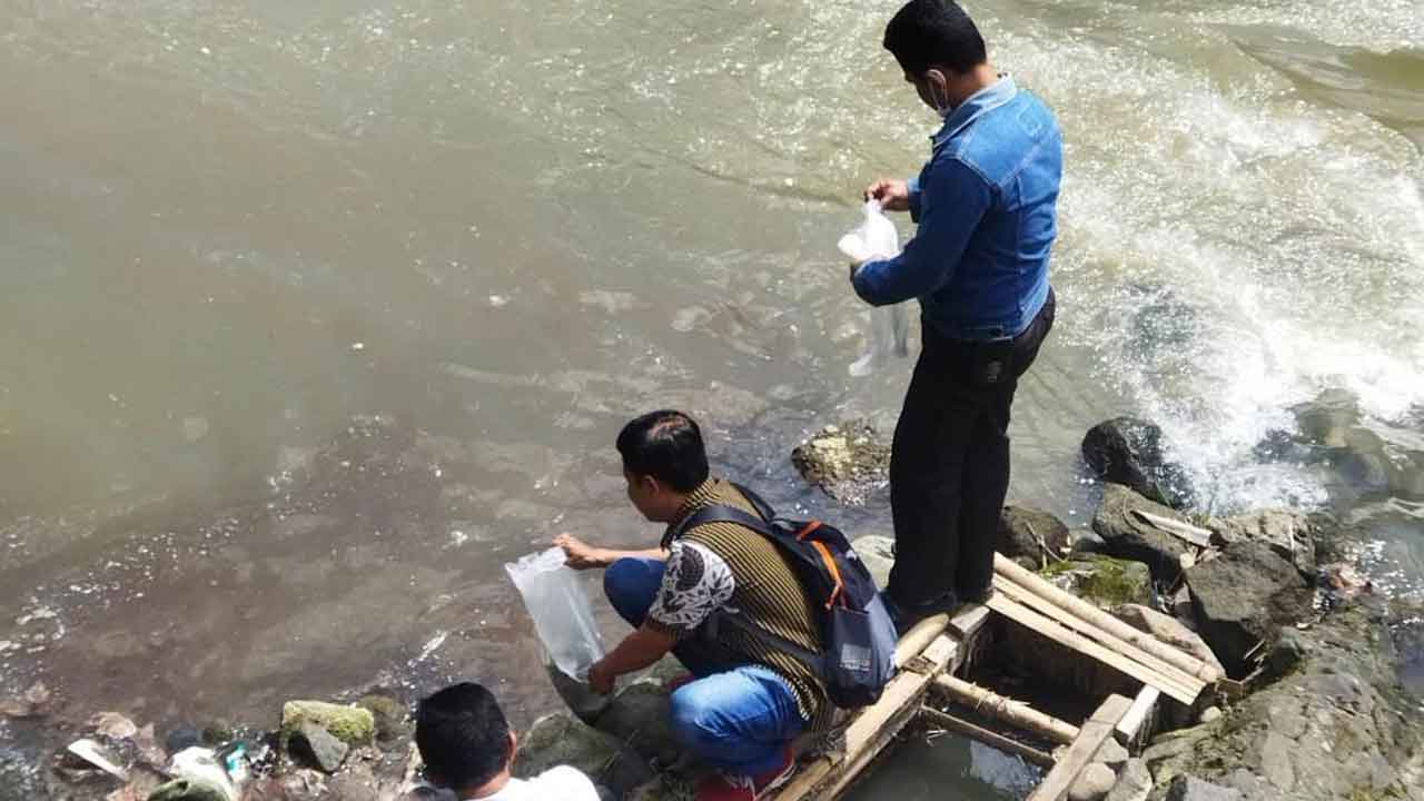 TEBAR BENIH IKAN: Upaya menjaga ekosistem sungai agar terawat habitatnya terus perlu dikerjakan oleh semua. (PDIP JOGJA FOR RADAR JOGJA)