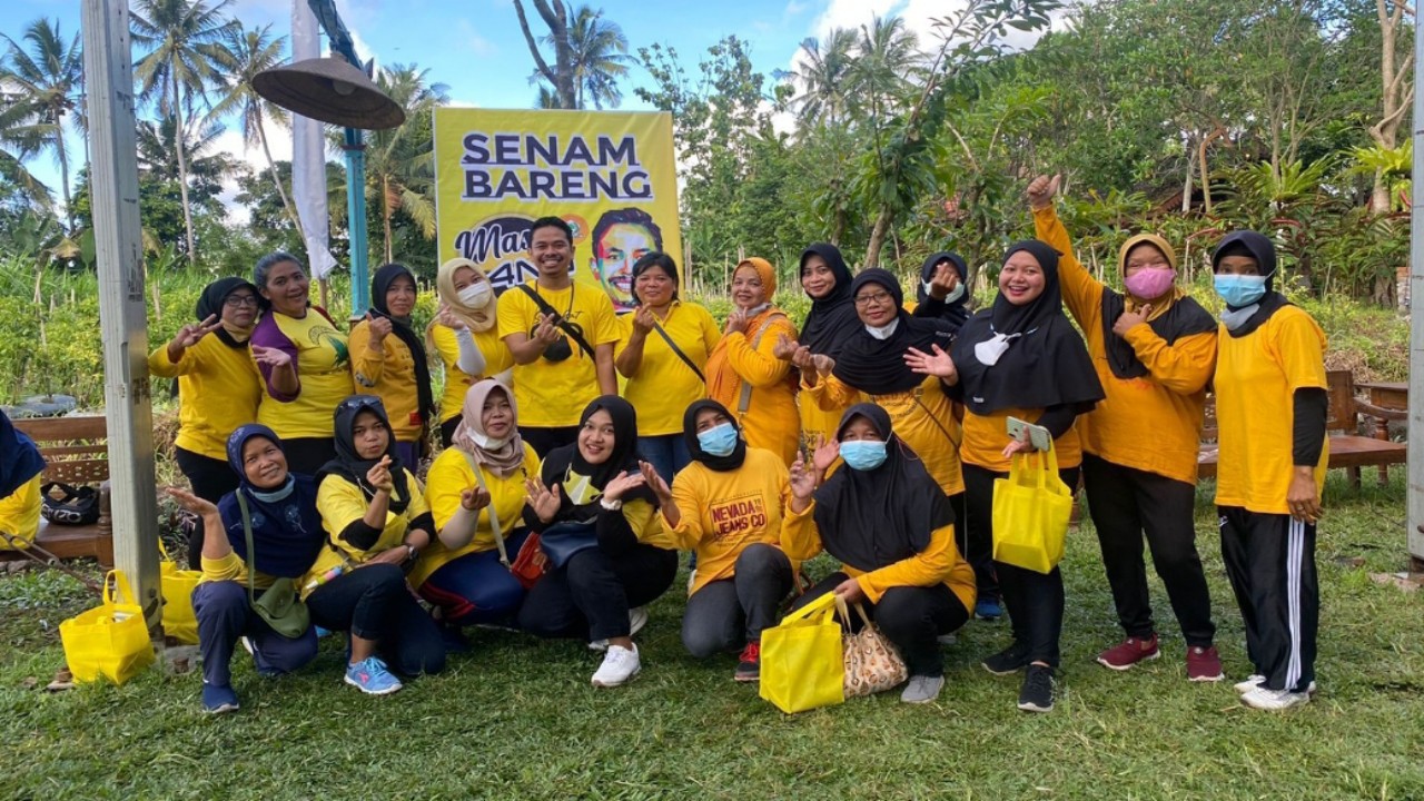 AKRAB: Banudoyo Manggolo bersama peserta senam sehat bahagia saat menyambut peringatan Hari Ibu belum lama ini. (ISTIMEWA)