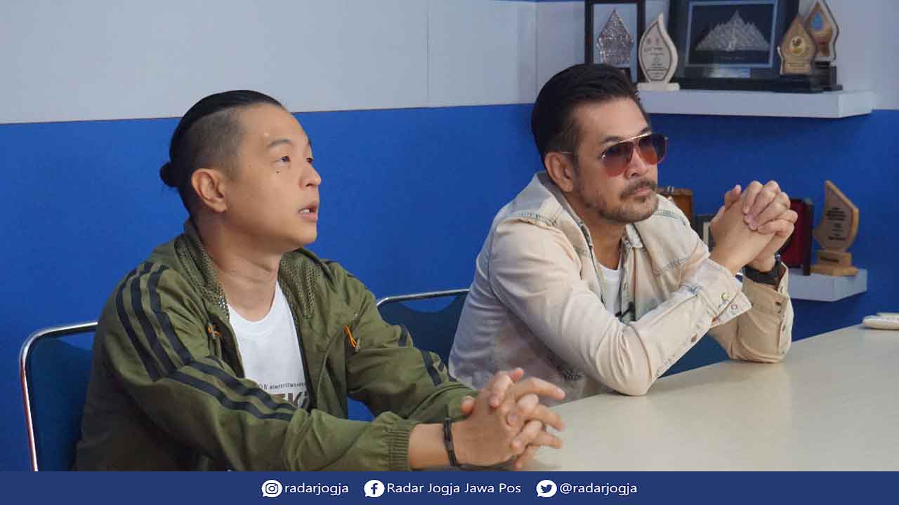 GENRE BERBEDA: Sutradara Ernest Prakasa dan aktor Ferry Salim saat berkunjung ke kantor Radar Jogja. (ARNANDA YUDHISTIRA FOR RADAR JOGJA)