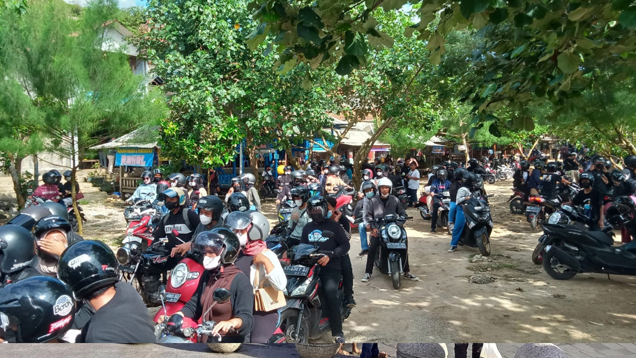 DIPANTAU: Rombongan konvoi kendaraan roda dua sempat terjaring razia saat menuju objek wisata pantai selatan (11/12). Dari tangan mereka ditemukan miras dan pentungan.(Polres Gunungkidul for Radar Jogja)
