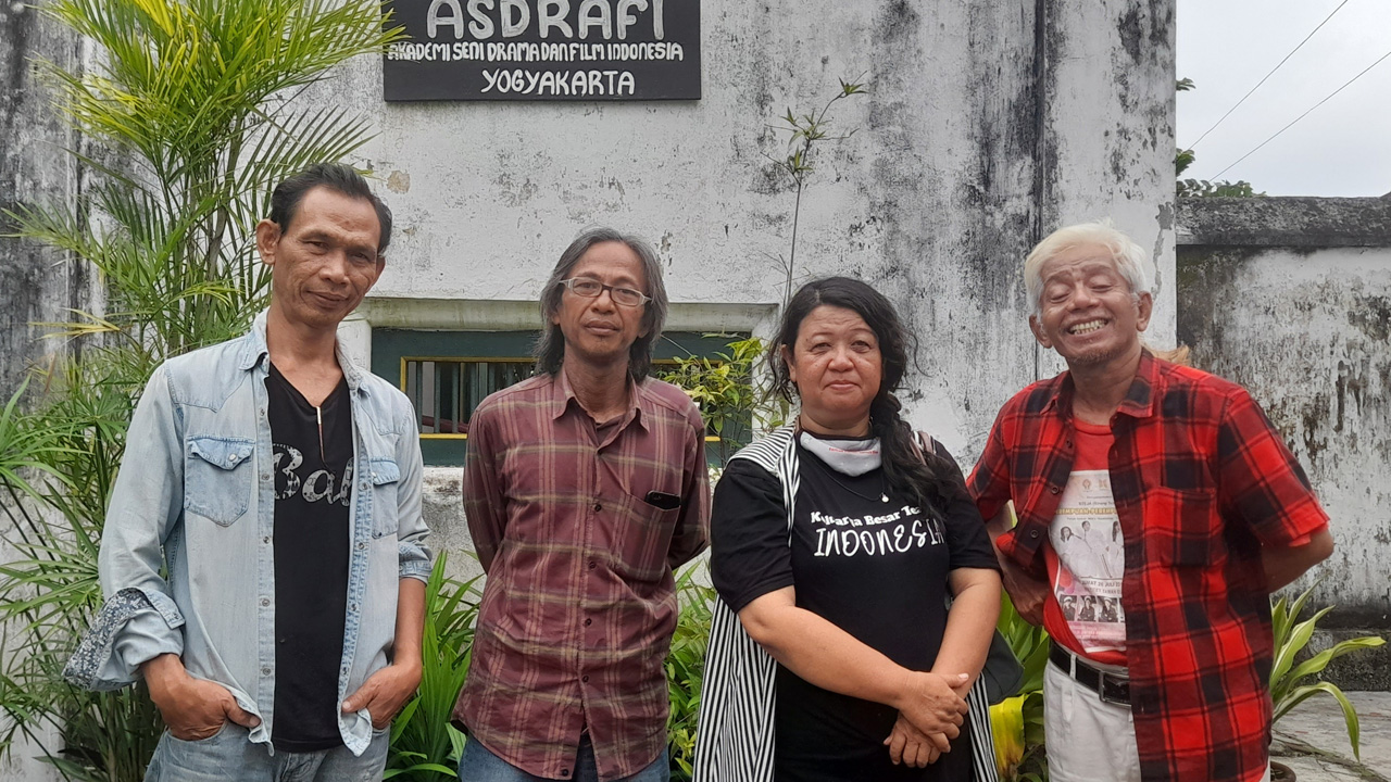 PEMBUKA JALAN: Alumnus dan pengurus GRK Asdrafi berfoto bersama di kampus Asdrafi, Rabu (24/12). Dari kiri, Mahmoud Elqadrie, Khocil Birawa, dan Nikandaru Chairina.(SITI FATIMAH/RADAR JOGJA )