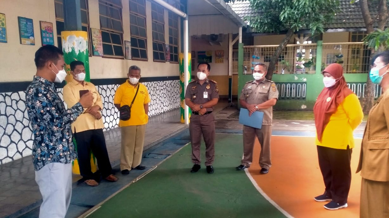 DARI SISI UTARA: Ketua Komisi A DPRD Kota Jogja Dwi Candra Putra (kiri) menjelaskan posisi lorong jalan yang digunakan Hotel Swiss Bell dari arah SMP Negeri 8 Jogja.