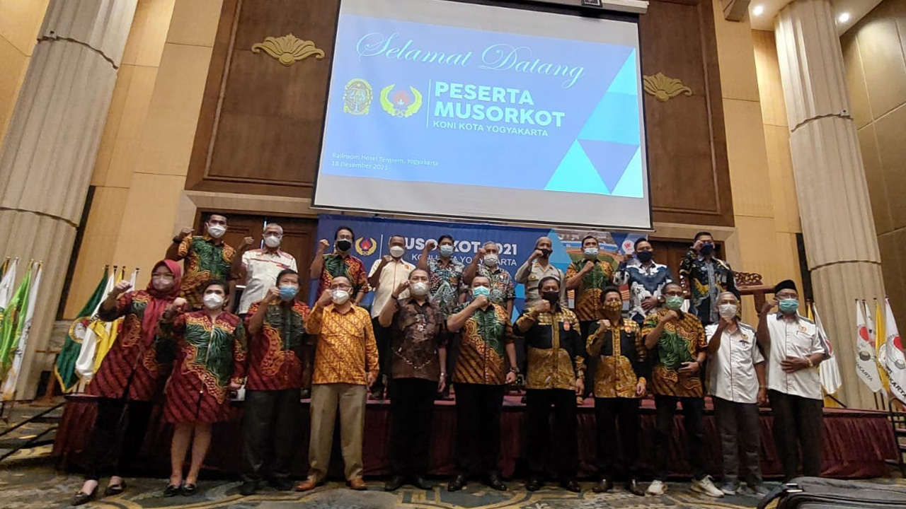 AMANAT: Aji Karnanto (depan, tengah) terpilih secara aklamasi dalam Musyawarah Olahraga Kota (Musorkot) di Hotel Tentrem, Sabtu (18/12). (ANA R DEWI/RADAR JOGJA)