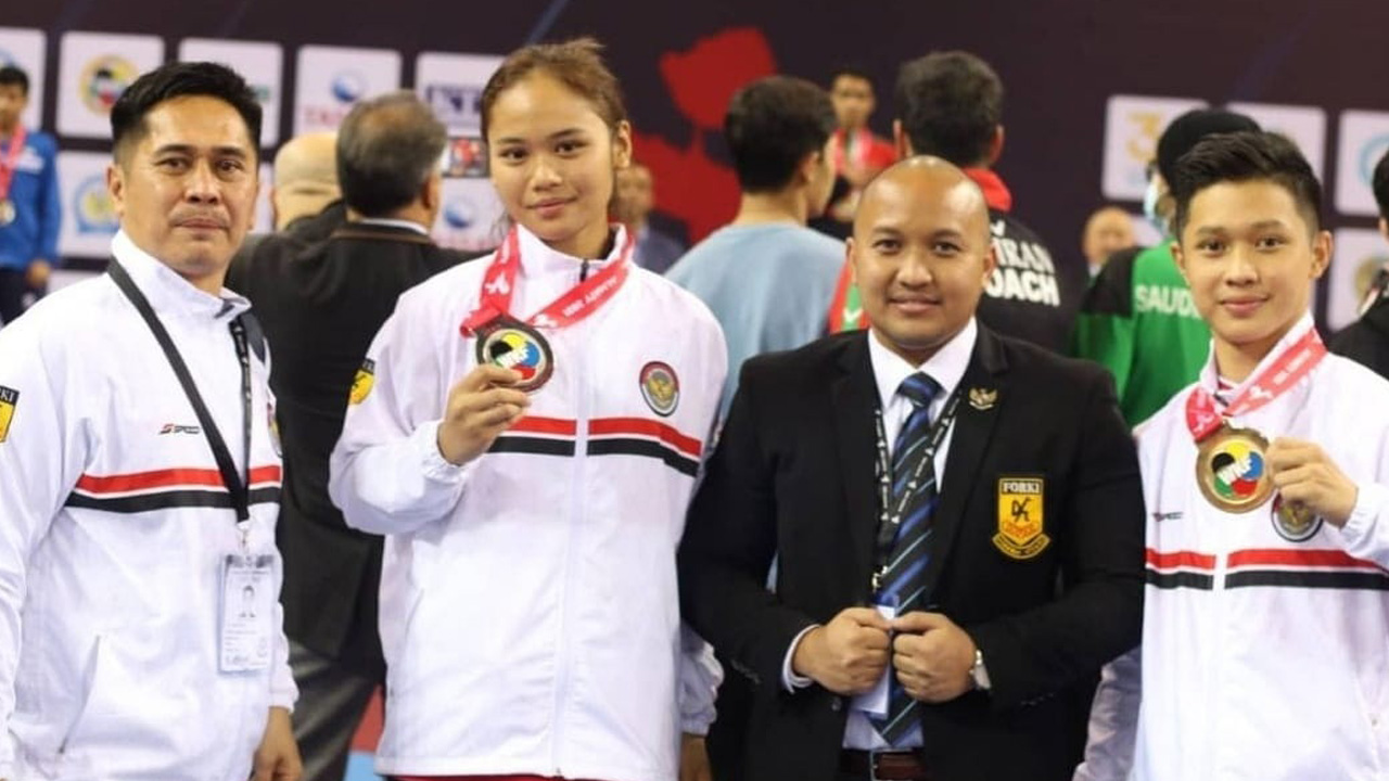 BIKIN BANGGA: Tiara Sandi Almahyra (dua dari kiri) menyabet medali perak di kelas cadet kumite +54 kg di Kejuaraan Asia Karate-Do Federation (AKF) 2021.(ISTIMEWA)