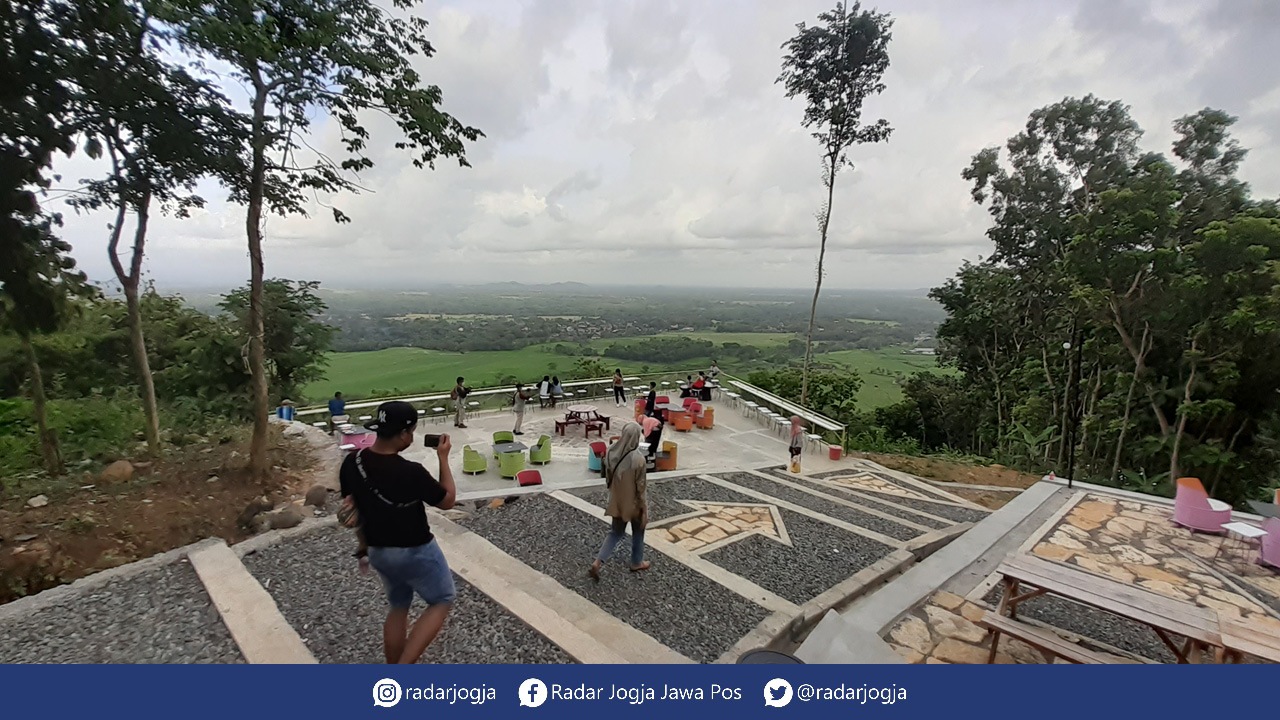 SUASANA ALAM : Indahnya suasana dan pemandangan di Puncak Saka Kulonprogo pada Selasa (21/12). Pengunjung bisa menikmati pemandangan sawah dan perbukita Menoreh dari Puncak Saka.(IWAN NURWANTO/RADAR JOGJA)