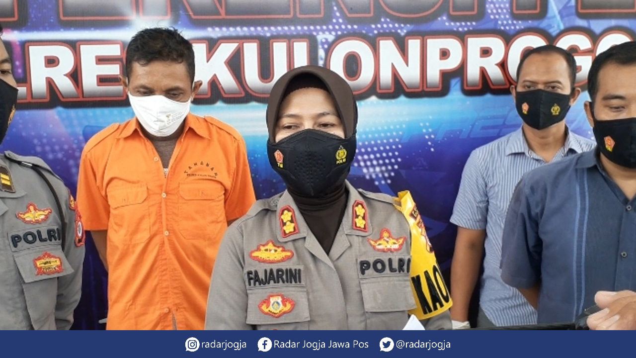 Pelaku penipuan jual beli dua sapi dengan modus mengaku sebagai haji bernama Agus Ridwan Afandi,46 saat dihadirkan di Mapolres Kulonprogo pada Kamis (23/12).( IWAN NURWANTO/RADAR JOGJA)