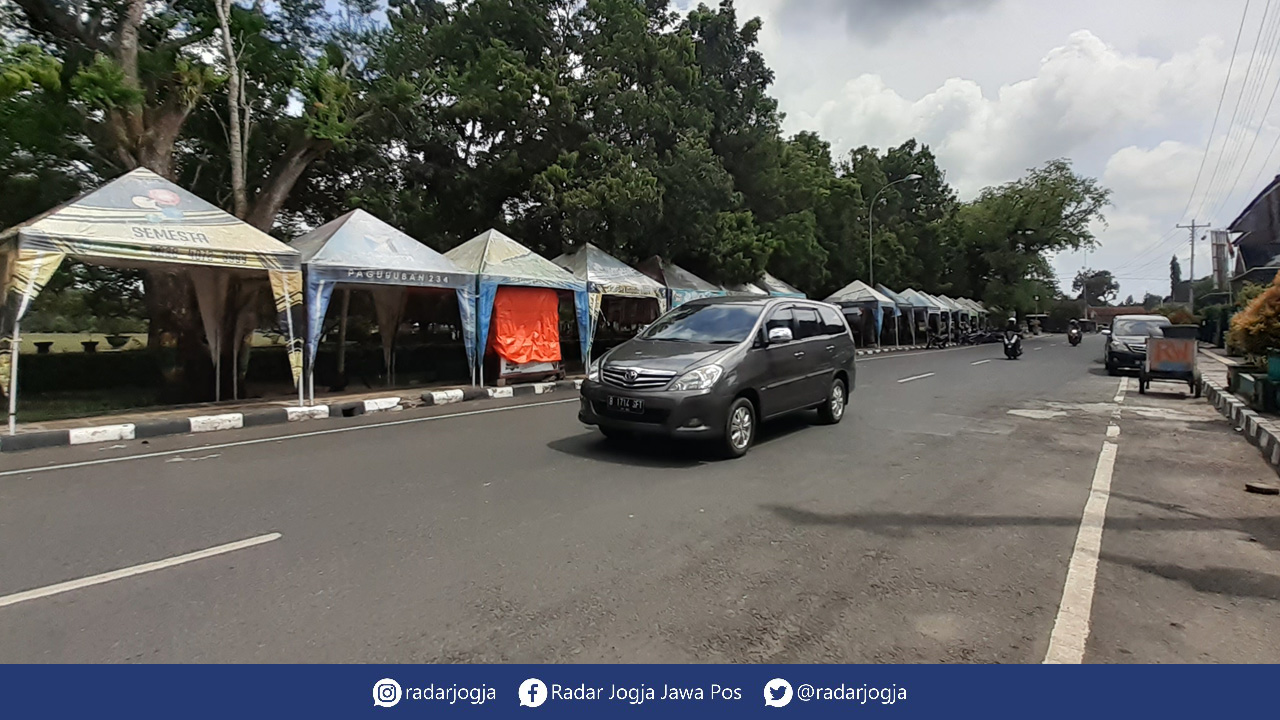 LENGANG : Suasana Alun-alun Wates (Alwa) pada Selasa (14/15). Saat malam tahun baru nanti, fasilitas publik di pusat kota Wates itu akan ditutup.(IWAN NURWANTO/RADAR JOGJA)