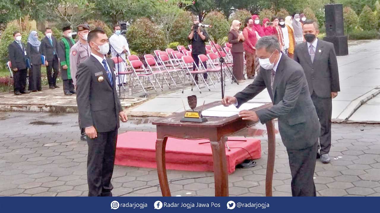 ROTASI: Bupati Gunungkidul Sunaryanta (kiri) saat melantik Kepala Pelaksana Badan Penanggulangan Bencana Daerah (BPBD) Edy Basuki menjadi Kepala Satuan Polisi Pamong Praja (Kasatpol PP) di Alun-alun Wonosari kemarin (30/12). (GUNAWAN/RADAR JOGJA)