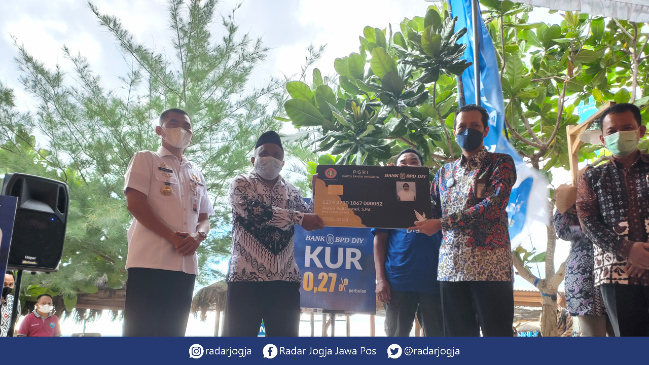 MANFAAT - Acara penyerahan CSR BPD DIY kepada Bupati Sunaryanta di Pantai Sadranan, Kalurahan Sidoharjo, Tepus, (24/12)