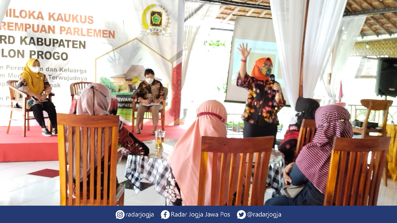 KOMITMEN : Semiloka Kaukus Perempuan Parlemen DPRD Kulonprogo yang digelar DPRD Kulonprogo pada Sabtu (18/12).(IWAN NURWANTO/RADAR JOGJA)