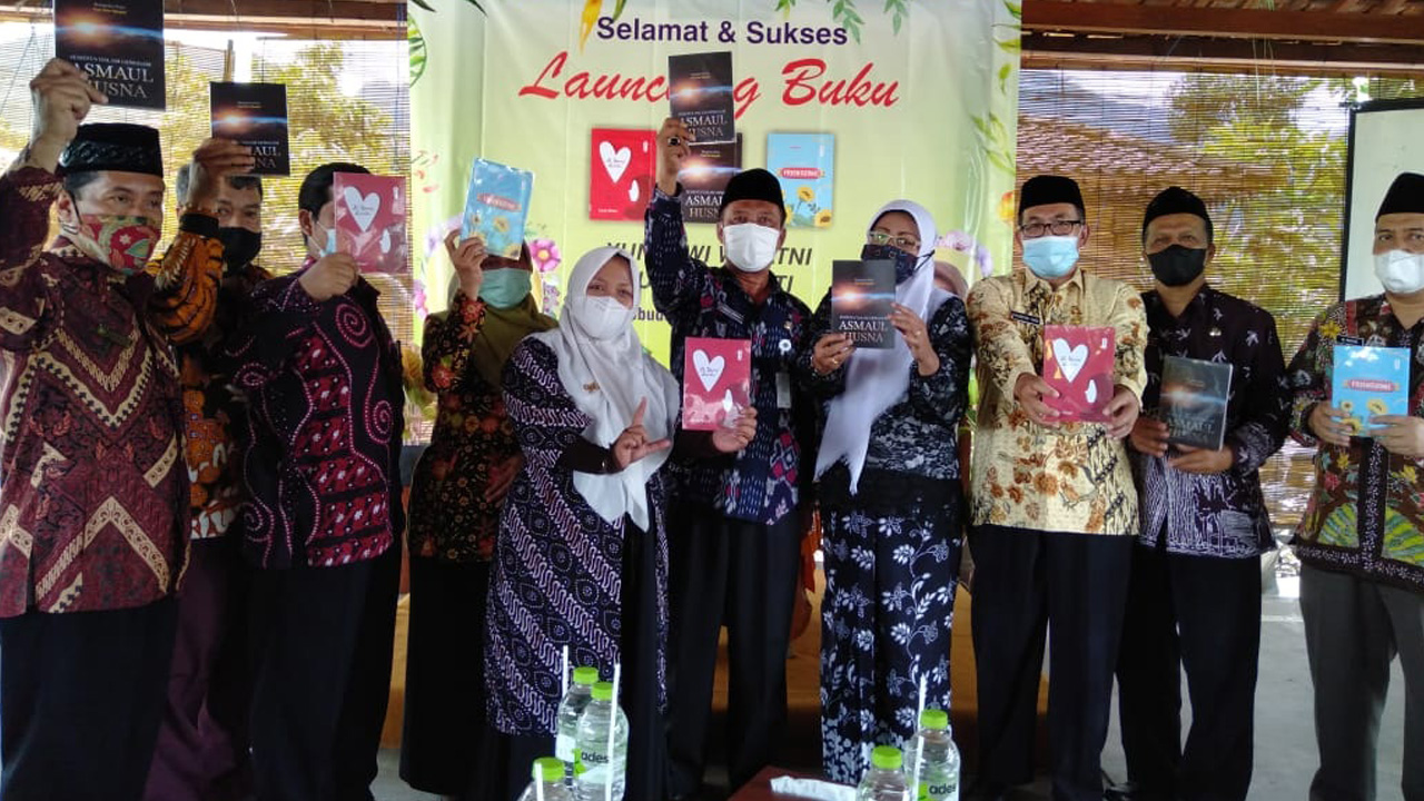 INSPIRATIF: Dua guru madrasah di Kabupaten Magelang saat meluncurkan tiga buku di Balkondes Tuksongo, Borobudur, (29/12).(ISTIMEWA)