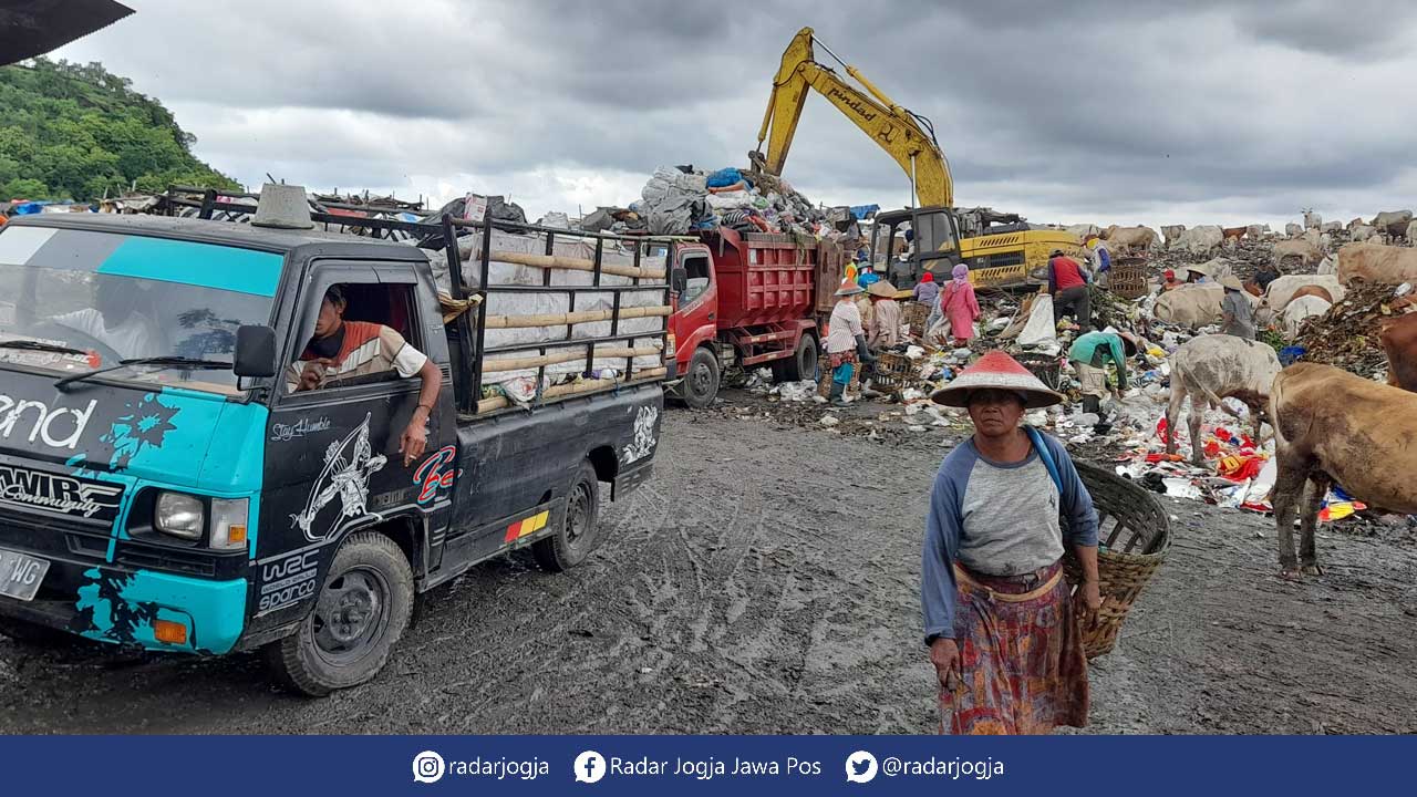 LIBUR : Armada pengangkut sampah swasta saat akan bongkar muatan di dermaga TPST Piyungan.(SITI FATIMAH/RADAR JOGJA)