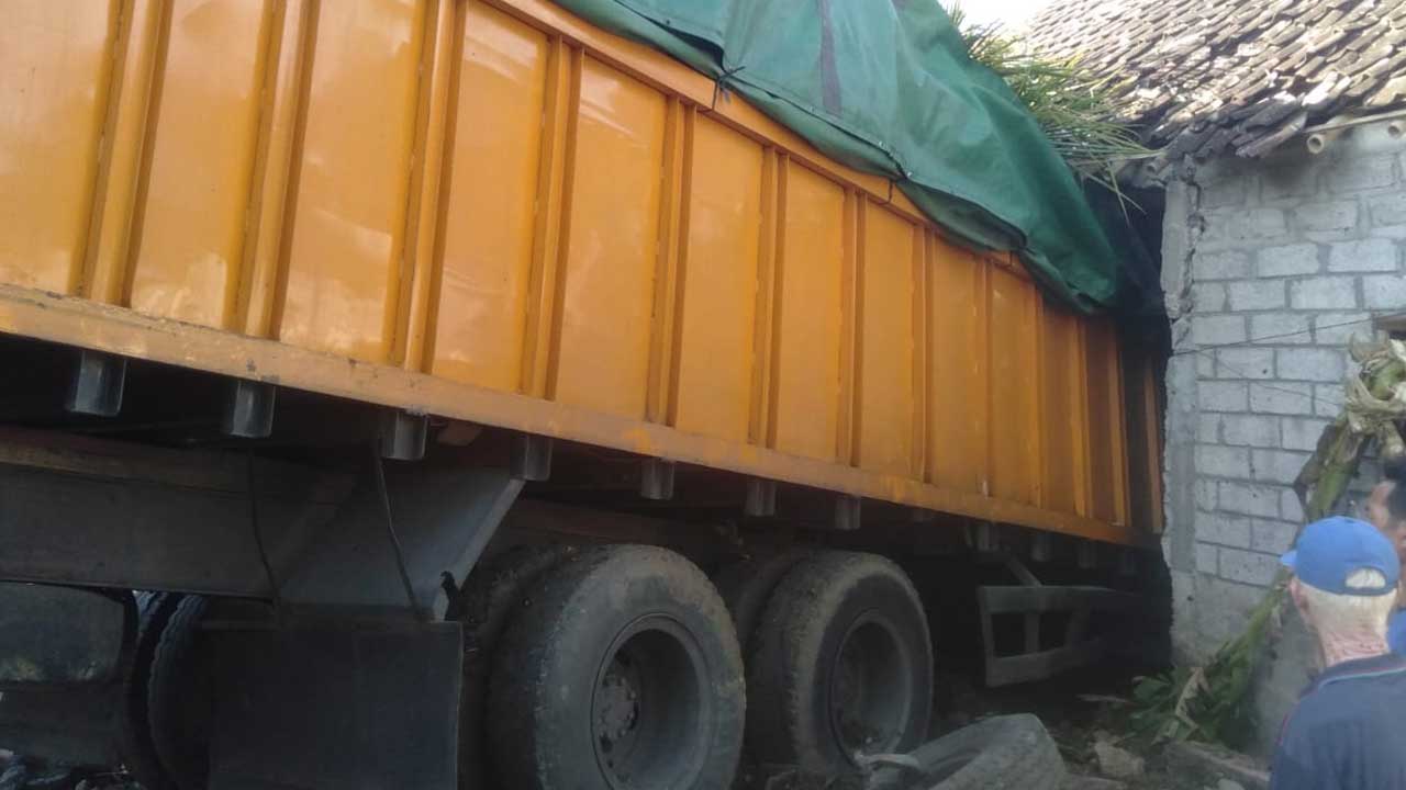 TABRAK RUMAH - Diduga mengalami rem blong, truk dengan nopol BE-8048-NL mengalami kecelakaan tunggal di jalan Raya Nglipar - Ngawen, Pad.Blembeman 1, Kal. Natah, Nglipar (31/12) pagi.(Polres Gunungkidul for Radar Jogja)