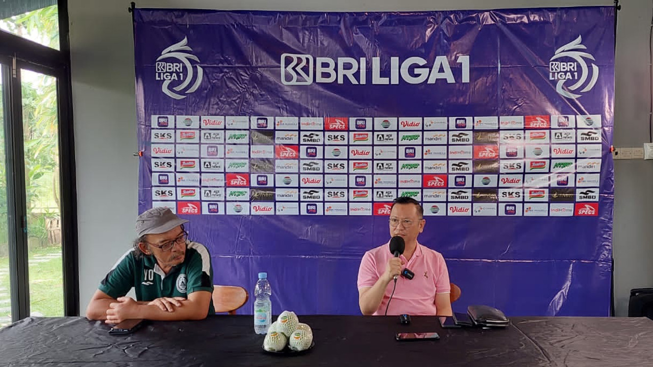 RESMI: Direktur Utama PSS Andy Wardhana saat memberikan keterangan pers terkait keputusan manajemen PSS mengakhiri kerja sama dengan pelatih kepala PSS Dejan Antonic dan asisten pelatih Mladen Doda.(ANA R DEWI/RADAR JOGJA)