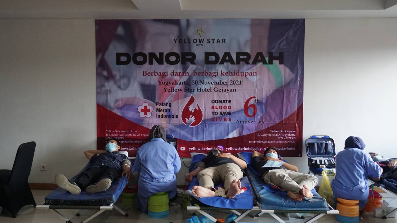 SOSIAL : Memperingati hari jadi ke-6, Yellow Star Hotel Jogjakarta mengadakan aksi donor darah, Selasa (30/11).