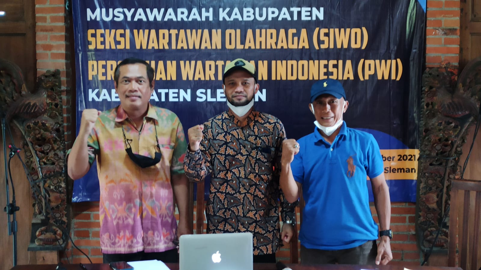 SEMANGAT BARU: Dari kiri Anton Adi Prabowo (Sekum), Antri Yudiansyah, dan Budi Harjana usai Muskab Siwo PWI Sleman, di RM Pecel Blora, Tridadi, Sleman (21/12). (IWA IKHWANUDIN/RADAR JOGJA)