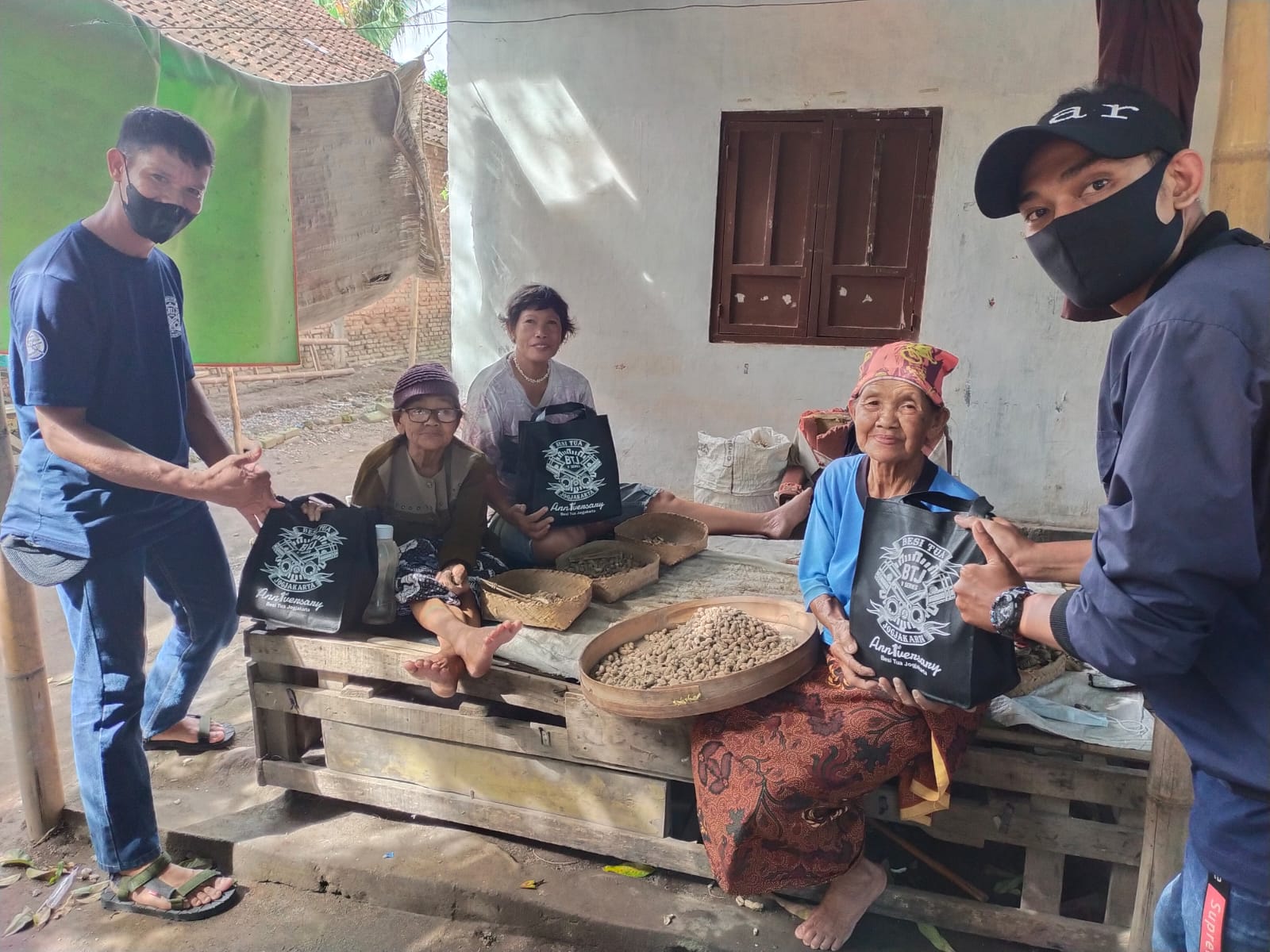 PEDULI : Dalam Rangka Hari Ulang Tahun Ke-1 Besi Tua Jogja (BTJ) mengadakan bakti sosial pembagian paket sembako di Kalurahan Baturetno, Banguntapan, Bantul, Minggu siang (26/12). (BTJ for RADAR JOGJA)
