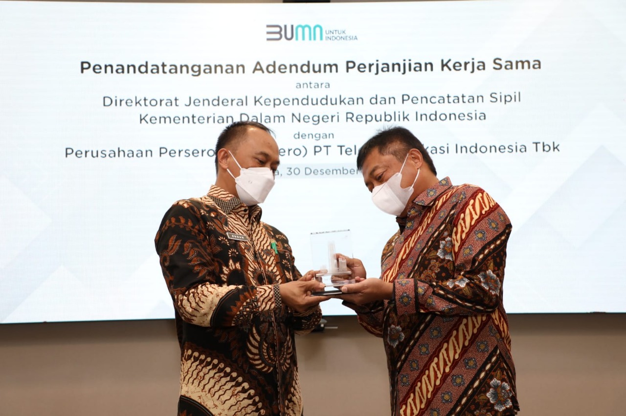 BARENG : Direktur Utama Telkom Ririek Adriansyah (kanan) menyerahkan cindera mata kepada Direktur Jenderal Kependudukan dan Pencatatan Sipil Zudan Arif Fakrulloh usai penandatanganan Adendum Perjanjian Kerja Sama antara Direktorat Jenderal Kependudukan da